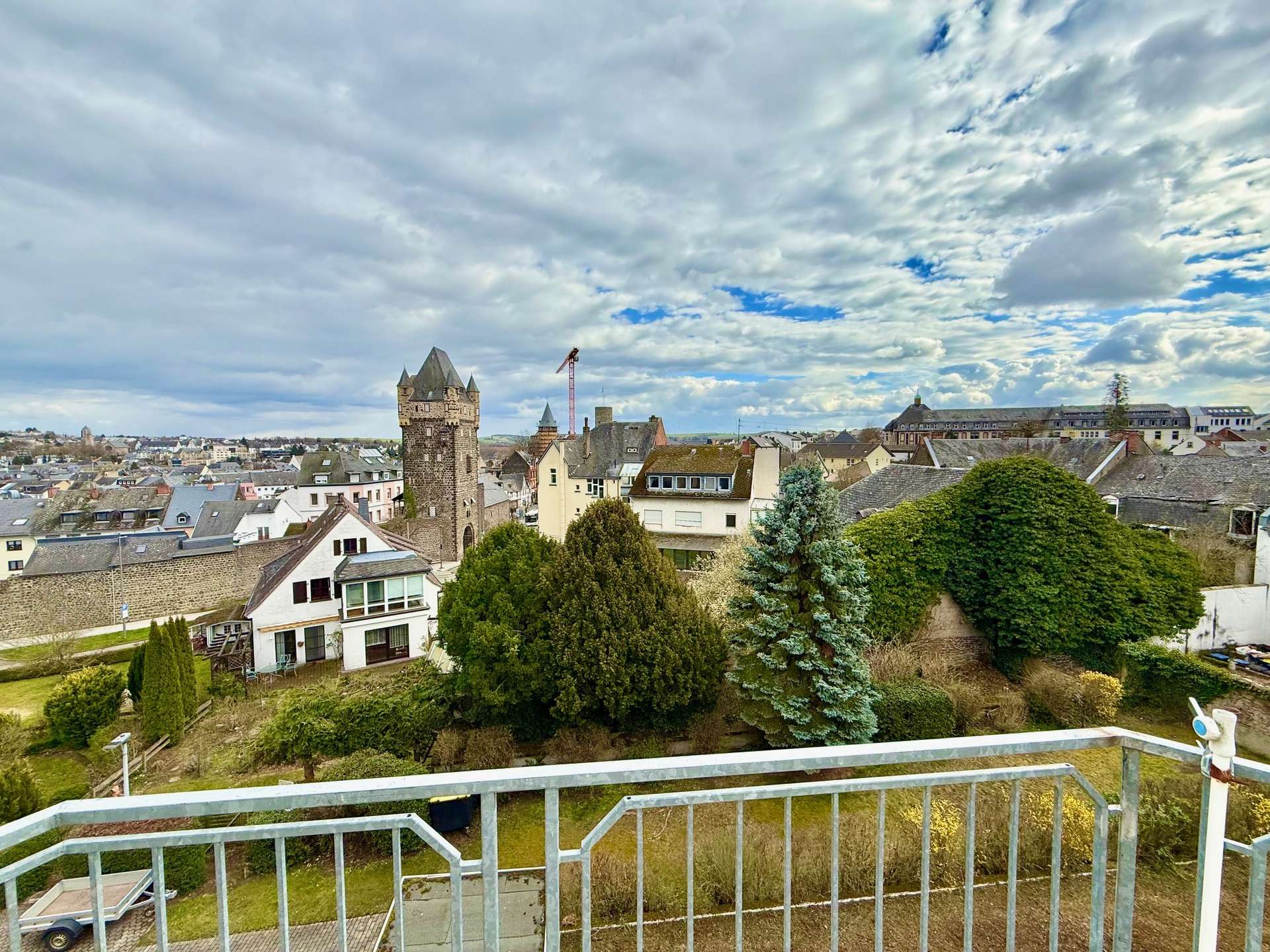Hell und gro&szlig;z&uuml;gig - mit Blick auf die Burg